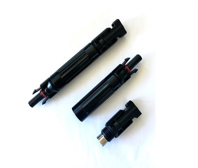 ফিউজ সহ সৌর সংযোজক